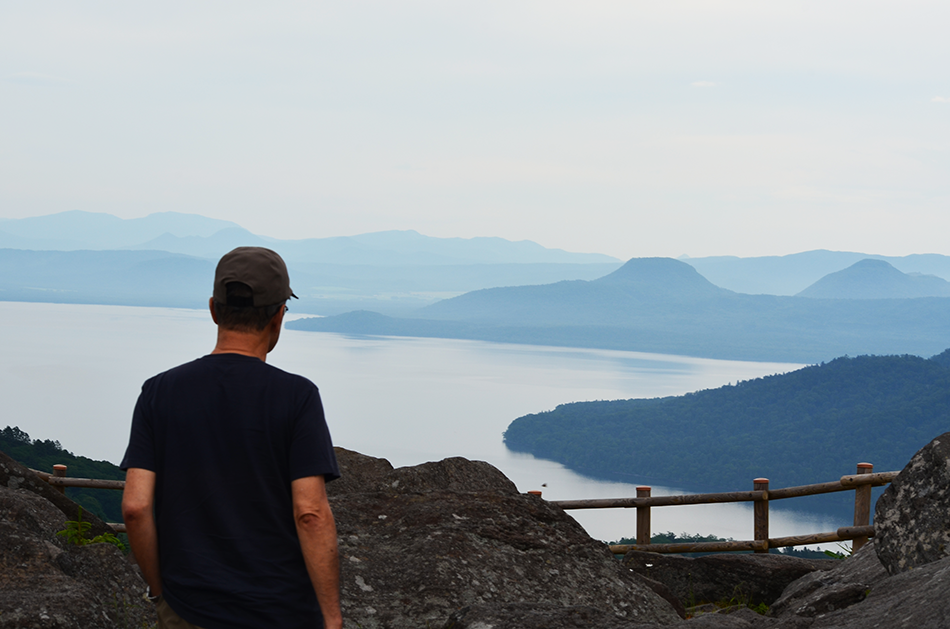 美幌峠に立つ著者